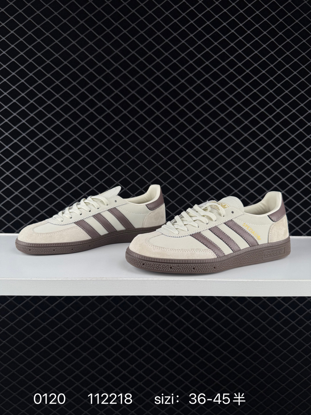 💰150
阿迪达斯 Adidas HANDBALL SPEZIAL 低帮三叶草学院风复古休闲板鞋 德训鞋 橡胶底柔软皮革经典运动鞋板鞋。圆头、缝合拼接设计、正面绑带、鞋舌部位附有标贴、经典三条杠装饰鞋侧，承载青春情怀的板鞋。品牌辨识度清晰，牛筋耐磨大底。

货号：JR3365
码数：36-45含半码
编码：112218