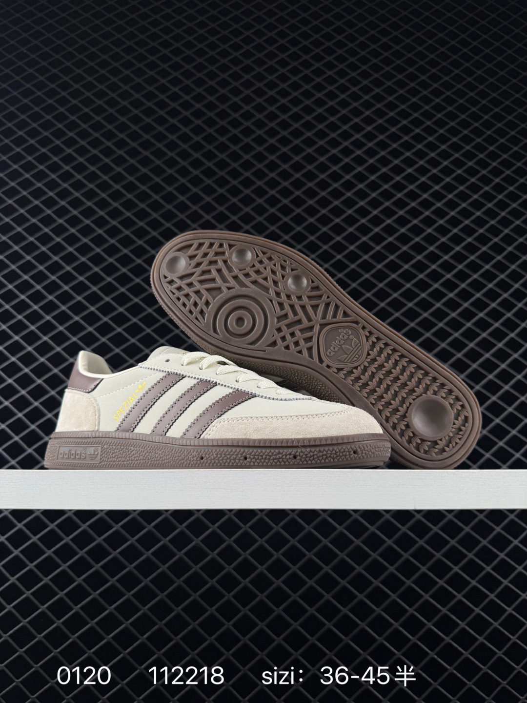 💰150
阿迪达斯 Adidas HANDBALL SPEZIAL 低帮三叶草学院风复古休闲板鞋 德训鞋 橡胶底柔软皮革经典运动鞋板鞋。圆头、缝合拼接设计、正面绑带、鞋舌部位附有标贴、经典三条杠装饰鞋侧，承载青春情怀的板鞋。品牌辨识度清晰，牛筋耐磨大底。

货号：JR3365
码数：36-45含半码
编码：112218