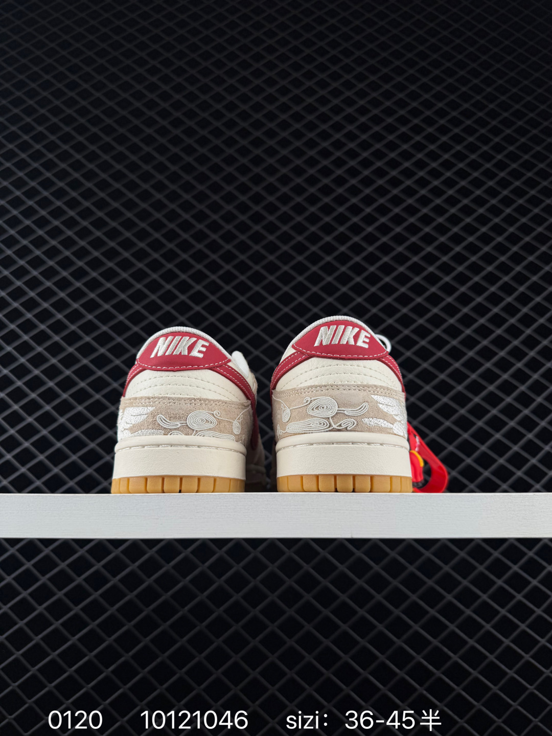 💰290
🐎 踏风而来，Dunk Low 马年限定！当复古 Dunk 遇上马年祥瑞，这双鞋不仅是街头潮品，更是承载着&ldquo;一马当先&rdquo;美好寓意的开运战靴。米白与藏蓝的温柔撞色，自带复古高级感，既保留了 Dunk 系列的街头基因，又融入了中式美学的温润气质。鞋身侧面的红色骏马刺绣与&ldquo;2026&rdquo;标识，低调却充满仪式感；鞋头的水墨风骏马图案，将东方写意与潮流设计巧妙结合。细腻皮革与绒面革拼接鞋面，搭配编织纹理鞋带，视觉与触感双重升级，每一处细节都透着用心。货号:ZH2598-804
码数：36 36.5 37.5 38 38.5 39 40 40.5 41 42 42.5 43 44 44.5 45
编码：10121046