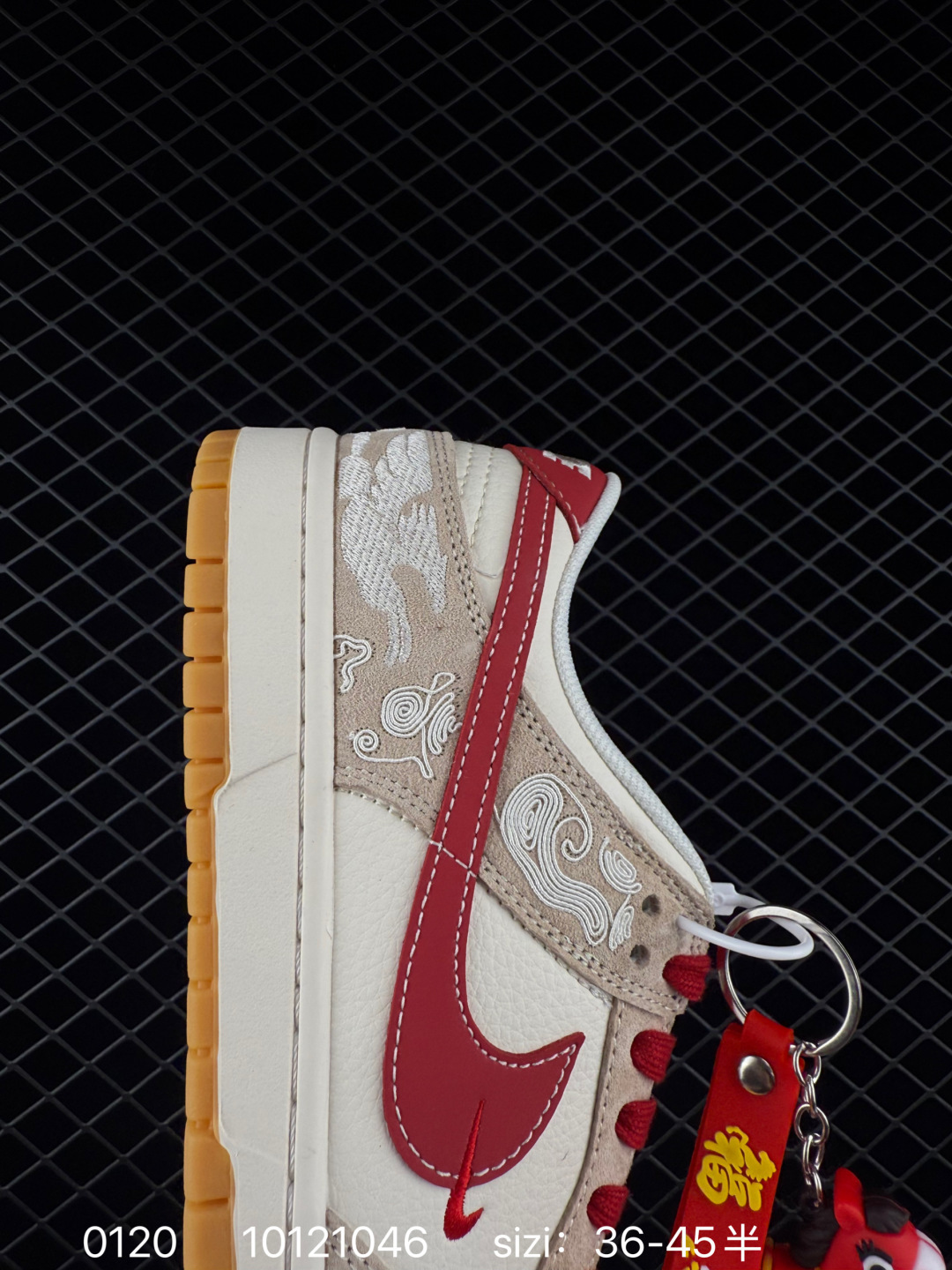 💰290
🐎 踏风而来，Dunk Low 马年限定！当复古 Dunk 遇上马年祥瑞，这双鞋不仅是街头潮品，更是承载着&ldquo;一马当先&rdquo;美好寓意的开运战靴。米白与藏蓝的温柔撞色，自带复古高级感，既保留了 Dunk 系列的街头基因，又融入了中式美学的温润气质。鞋身侧面的红色骏马刺绣与&ldquo;2026&rdquo;标识，低调却充满仪式感；鞋头的水墨风骏马图案，将东方写意与潮流设计巧妙结合。细腻皮革与绒面革拼接鞋面，搭配编织纹理鞋带，视觉与触感双重升级，每一处细节都透着用心。货号:ZH2598-804
码数：36 36.5 37.5 38 38.5 39 40 40.5 41 42 42.5 43 44 44.5 45
编码：10121046