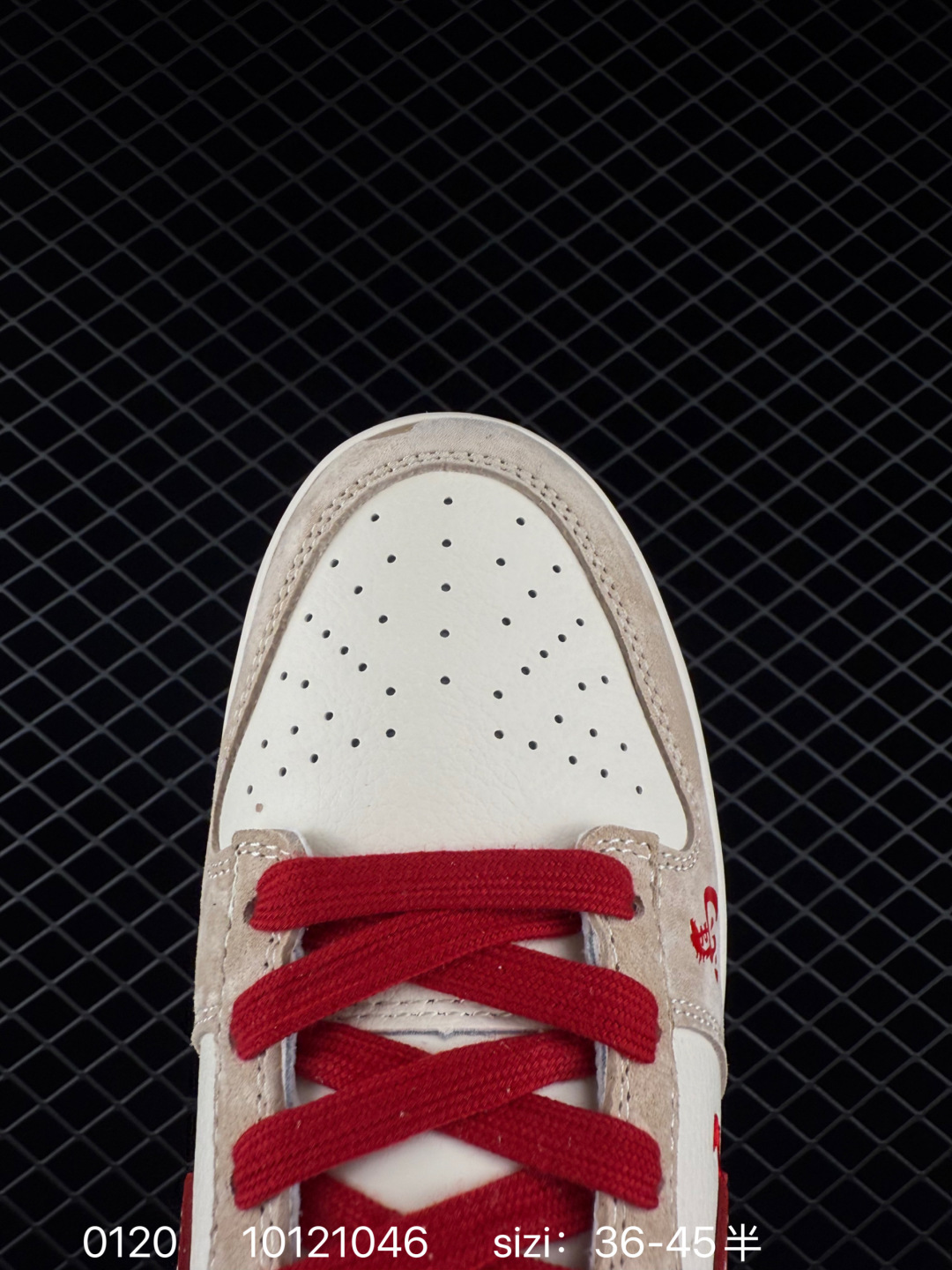 💰290
🐎 踏风而来，Dunk Low 马年限定！当复古 Dunk 遇上马年祥瑞，这双鞋不仅是街头潮品，更是承载着&ldquo;一马当先&rdquo;美好寓意的开运战靴。米白与藏蓝的温柔撞色，自带复古高级感，既保留了 Dunk 系列的街头基因，又融入了中式美学的温润气质。鞋身侧面的红色骏马刺绣与&ldquo;2026&rdquo;标识，低调却充满仪式感；鞋头的水墨风骏马图案，将东方写意与潮流设计巧妙结合。细腻皮革与绒面革拼接鞋面，搭配编织纹理鞋带，视觉与触感双重升级，每一处细节都透着用心。货号:ZH2598-804
码数：36 36.5 37.5 38 38.5 39 40 40.5 41 42 42.5 43 44 44.5 45
编码：10121046