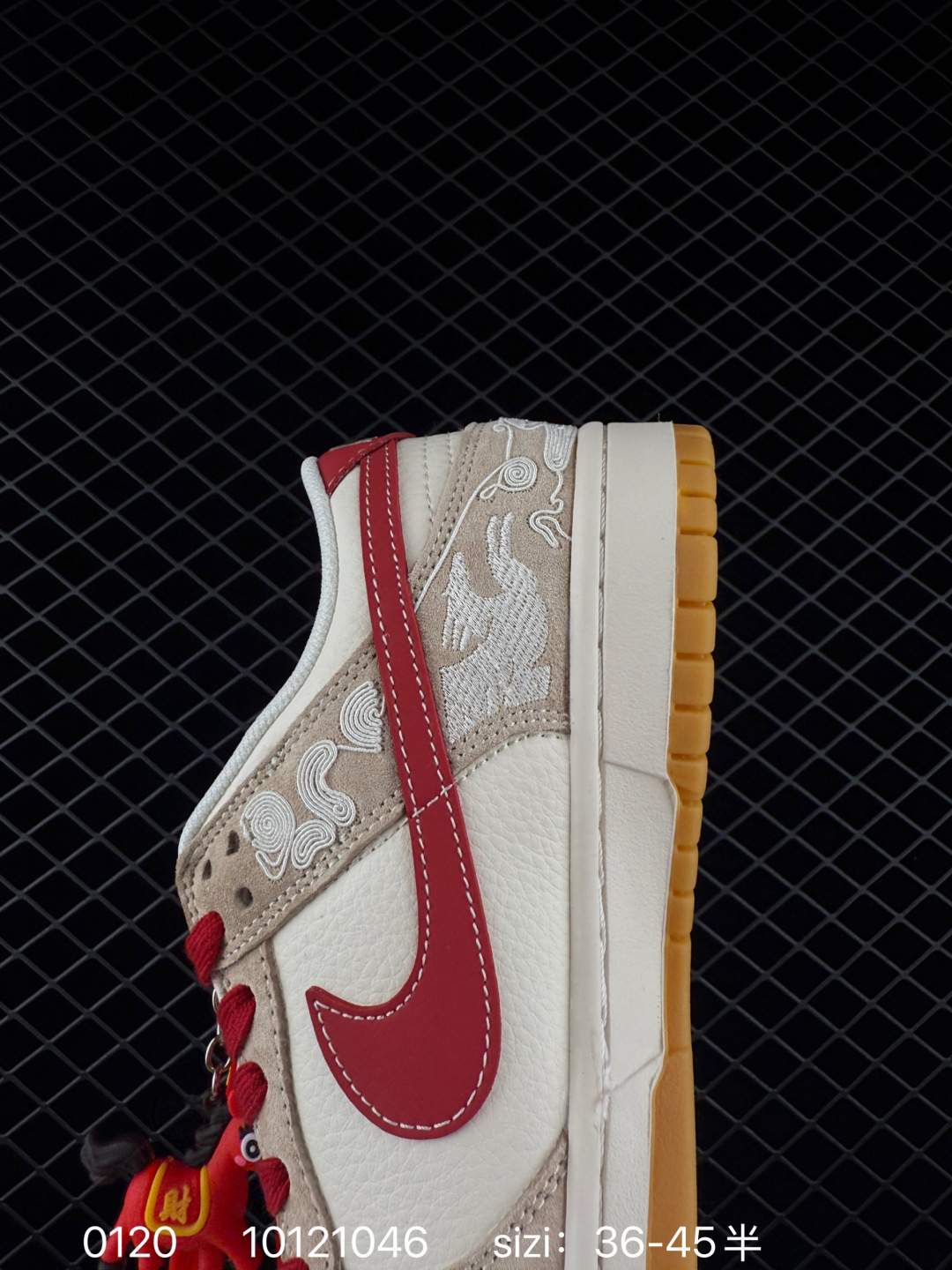 💰290
🐎 踏风而来，Dunk Low 马年限定！当复古 Dunk 遇上马年祥瑞，这双鞋不仅是街头潮品，更是承载着&ldquo;一马当先&rdquo;美好寓意的开运战靴。米白与藏蓝的温柔撞色，自带复古高级感，既保留了 Dunk 系列的街头基因，又融入了中式美学的温润气质。鞋身侧面的红色骏马刺绣与&ldquo;2026&rdquo;标识，低调却充满仪式感；鞋头的水墨风骏马图案，将东方写意与潮流设计巧妙结合。细腻皮革与绒面革拼接鞋面，搭配编织纹理鞋带，视觉与触感双重升级，每一处细节都透着用心。货号:ZH2598-804
码数：36 36.5 37.5 38 38.5 39 40 40.5 41 42 42.5 43 44 44.5 45
编码：10121046