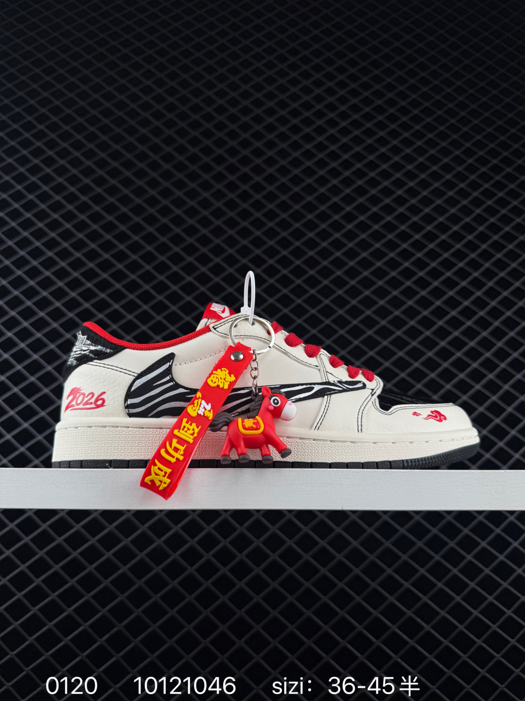 🈴💰290
🐎 踏风而来，Dunk Low 马年限定！当复古 Dunk 遇上马年祥瑞，这双鞋不仅是街头潮品，更是承载着&ldquo;一马当先&rdquo;美好寓意的开运战靴。米白与藏蓝的温柔撞色，自带复古高级感，既保留了 Dunk 系列的街头基因，又融入了中式美学的温润气质。鞋身侧面的红色骏马刺绣与&ldquo;2026&rdquo;标识，低调却充满仪式感；鞋头的水墨风骏马图案，将东方写意与潮流设计巧妙结合。细腻皮革与绒面革拼接鞋面，搭配编织纹理鞋带，视觉与触感双重升级，每一处细节都透着用心。货号:ZH2598-804
码数：36 36.5 37.5 38 38.5 39 40 40.5 41 42 42.5 43 44 44.5 45
编码：10121046