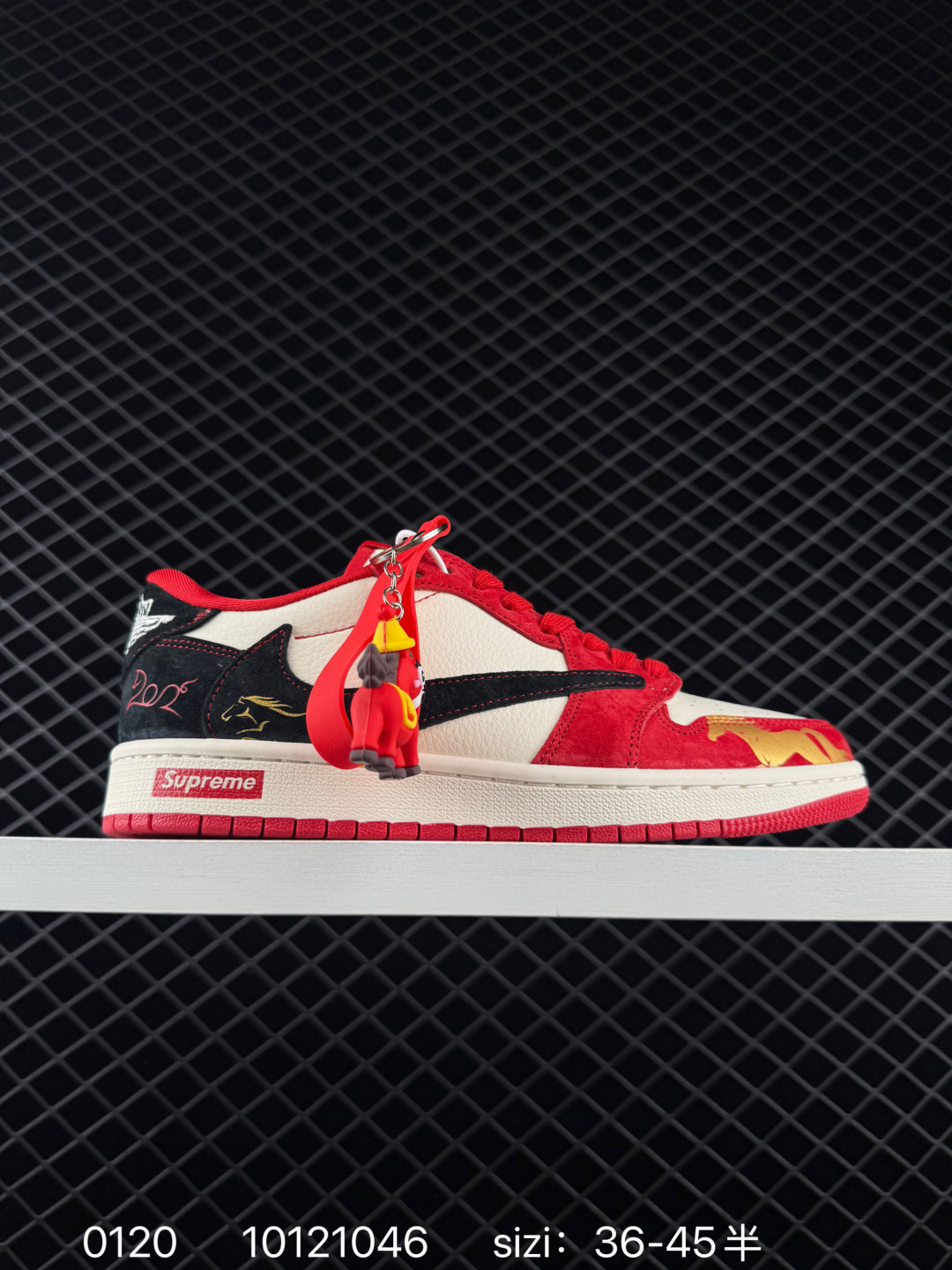 🈴💰290
🐎 踏风而来，Dunk Low 马年限定！当复古 Dunk 遇上马年祥瑞，这双鞋不仅是街头潮品，更是承载着&ldquo;一马当先&rdquo;美好寓意的开运战靴。米白与藏蓝的温柔撞色，自带复古高级感，既保留了 Dunk 系列的街头基因，又融入了中式美学的温润气质。鞋身侧面的红色骏马刺绣与&ldquo;2026&rdquo;标识，低调却充满仪式感；鞋头的水墨风骏马图案，将东方写意与潮流设计巧妙结合。细腻皮革与绒面革拼接鞋面，搭配编织纹理鞋带，视觉与触感双重升级，每一处细节都透着用心。货号:ZH2598-804
码数：36 36.5 37.5 38 38.5 39 40 40.5 41 42 42.5 43 44 44.5 45
编码：10121046