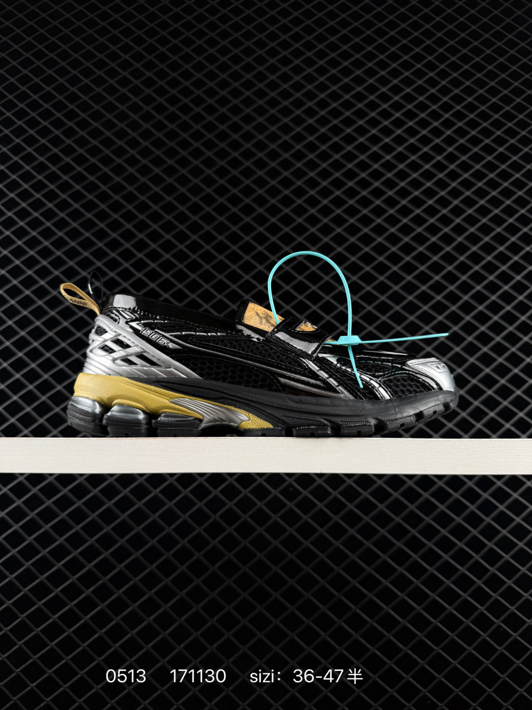 简介:新百伦 新款 New Balance 1906L 一脚蹬缓震乐福鞋款 厚底增高百搭运动休闲鞋.New Balance 话题十足的乐福鞋款 1906L(1906 Loafer)正式迎来全新配色款式,全鞋设计上换上全新色调配置,搭配典型的网眼鞋面和雾面皮革覆盖层,增加透气性与运动感,鞋舌下方加入一个 N 字标志,最后搭载 1906 规格缓震气垫鞋底,兼具舒适脚感与便利的穿脱特性.#HB球鞋# 货号:U1906LGA 含半码 编码:171130
