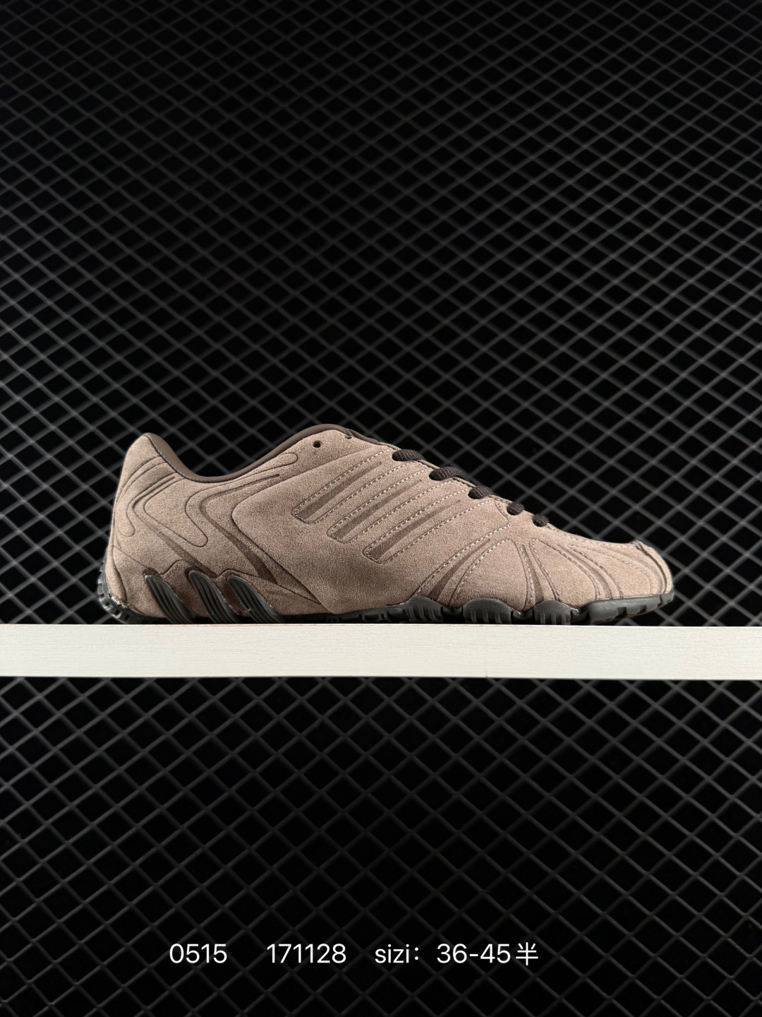 公司级✅阿迪达斯(adidas)GHOST SPRINT W HQ9305 男女黑色舒适百搭轻便透气低帮休闲运动跑步鞋 舒适轻盈 低帮 生活休闲鞋 麂皮材质一整个高级住,奶白/摩卡双配色温柔又复古,经典赛车鞋鞋型自带千禧年buff,流畅的鞋型线条舒展利落,搭配同色系鞋带,细节处尽显简约质感,没有多余装饰,却能在日常穿搭中自然凸显质感.不管是搭牛仔阔腿裤还是运动leggings,都很合适~#麂皮质感鞋 #上得物入手好鞋子 #adidas休闲鞋 #高级感街头风板鞋36-45 312 编码:171128