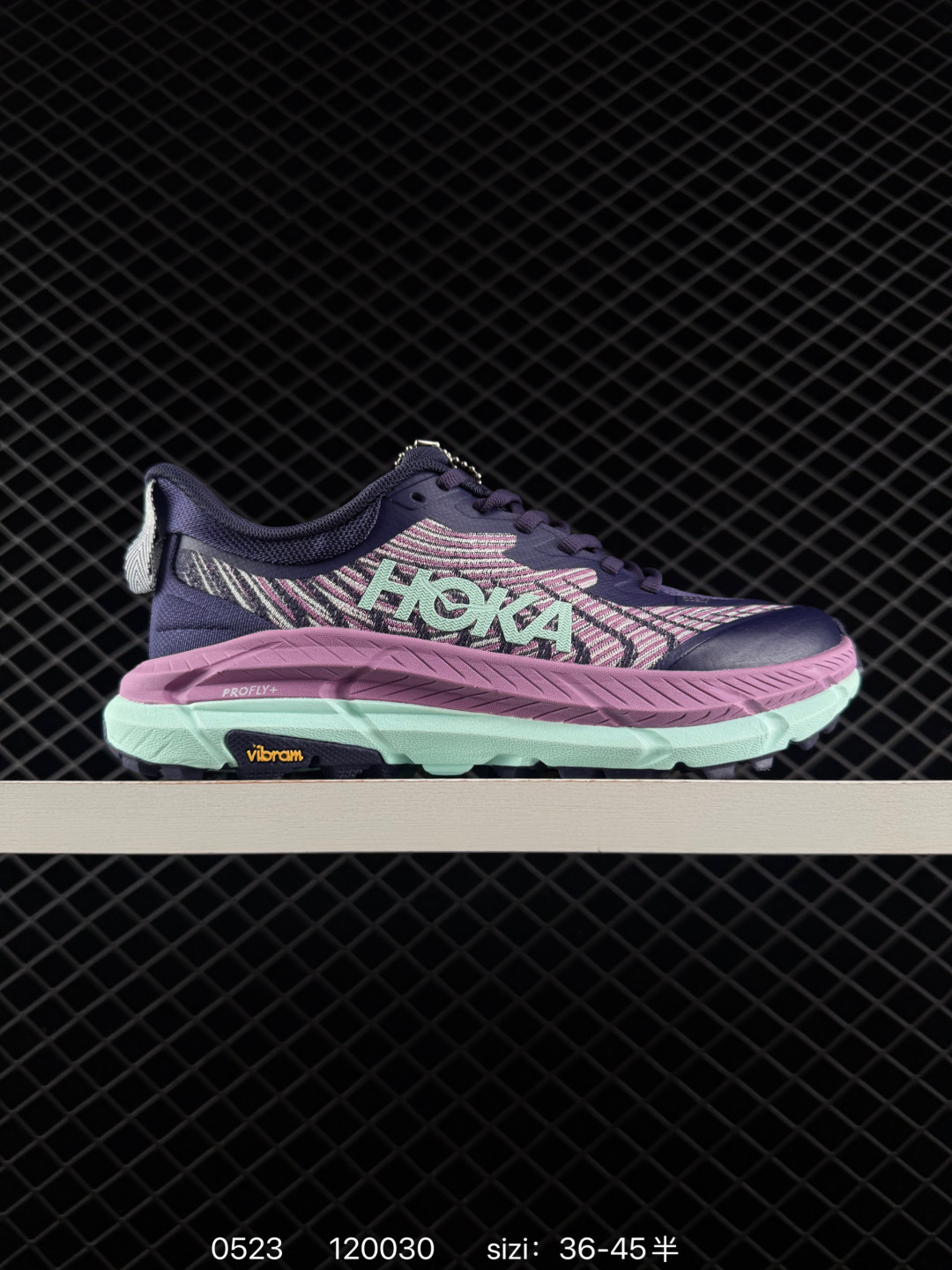 HOKA ONE ONE/越野跑M SPEEGOAT 4 WIDE飞速马法特 减震回弹透气户外轻量化运动鞋 Mafate Speed是HOKA ONE ONE越野跑鞋中综合性能出众的系列,可以让运动员发挥出色速度的同时保证充分的缓冲与保护. 与前两代相比,Mafate Speed 4越野跑鞋进行了巨大的升级,中底采用了双层密度Profly+中底材料,分片式的大底Vibram Megagrip橡胶外加5mm耳齿让Mafate Speed 4在山野中驾驭起来更为灵活自如,整体鞋面的支撑感以及脚踝的锁定也更适合在山野中提速. 货号:1131056 带半码 编码:120030