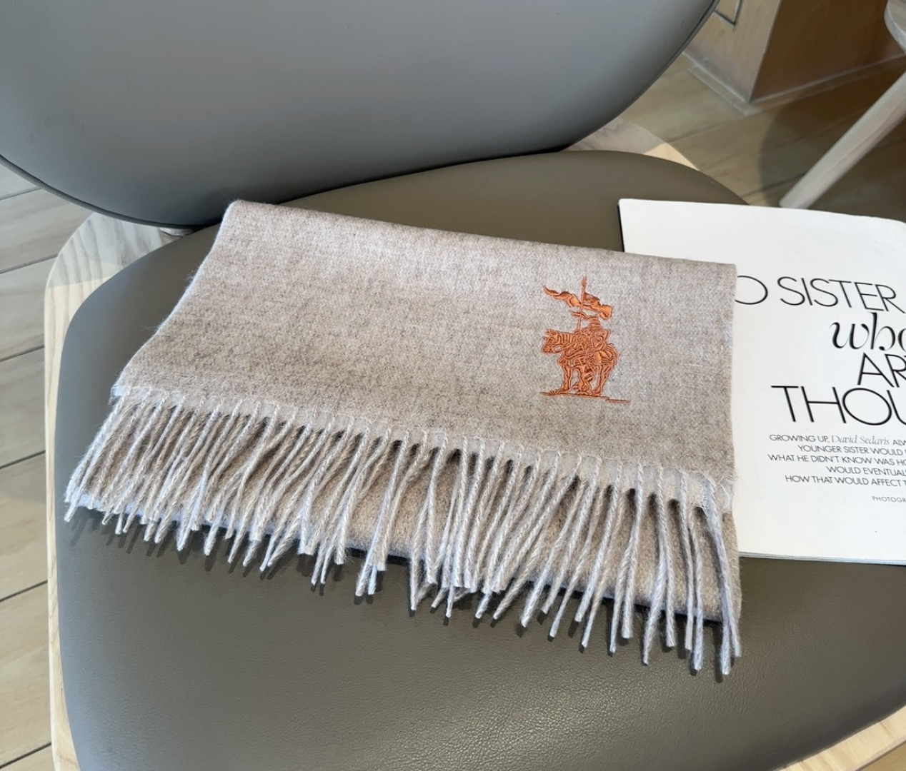 【▪️ 惊艳！披着围着都美的~让人过目不忘！！】巴宝莉这款出来的效果真的，一秒美晕！！太有设计感了，太美