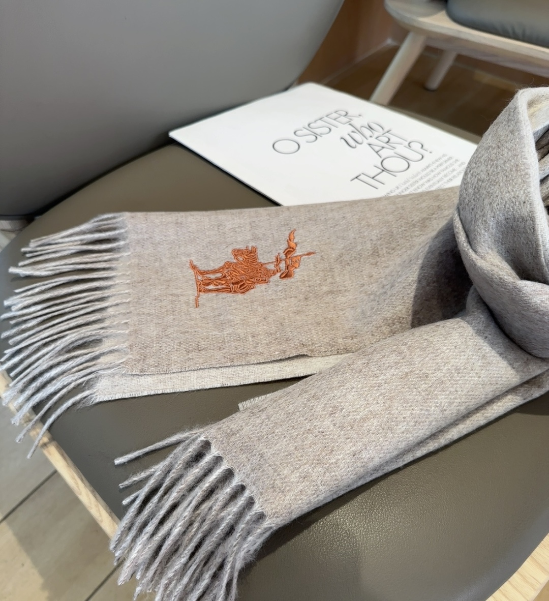 【▪️ 惊艳！披着围着都美的~让人过目不忘！！】巴宝莉这款出来的效果真的，一秒美晕！！太有设计感了，太美