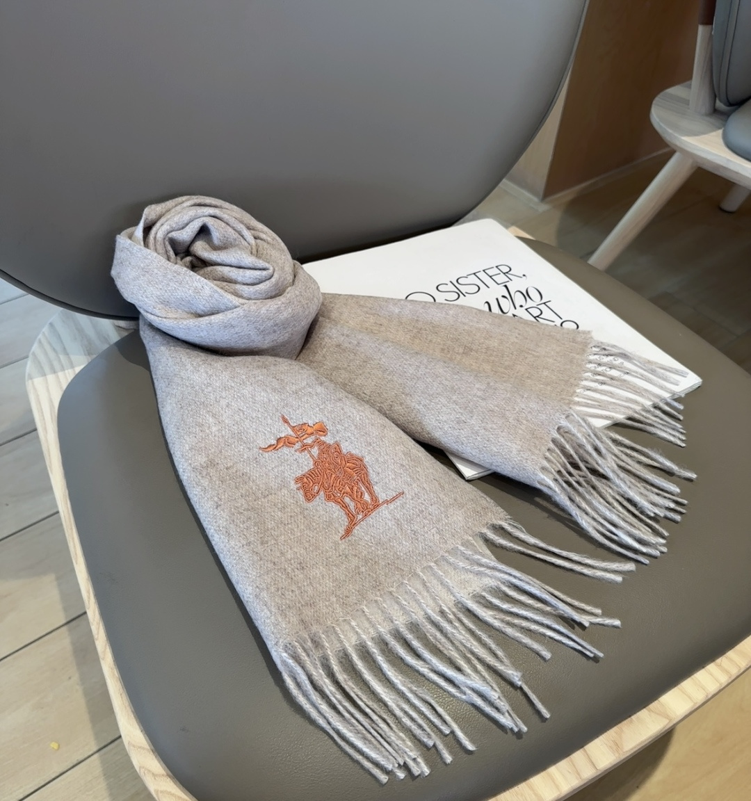 【▪️ 惊艳！披着围着都美的~让人过目不忘！！】巴宝莉这款出来的效果真的，一秒美晕！！太有设计感了，太美