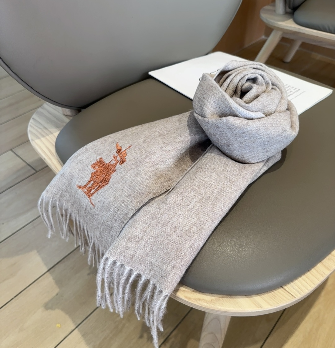 【▪️ 惊艳！披着围着都美的~让人过目不忘！！】巴宝莉这款出来的效果真的，一秒美晕！！太有设计感了，太美