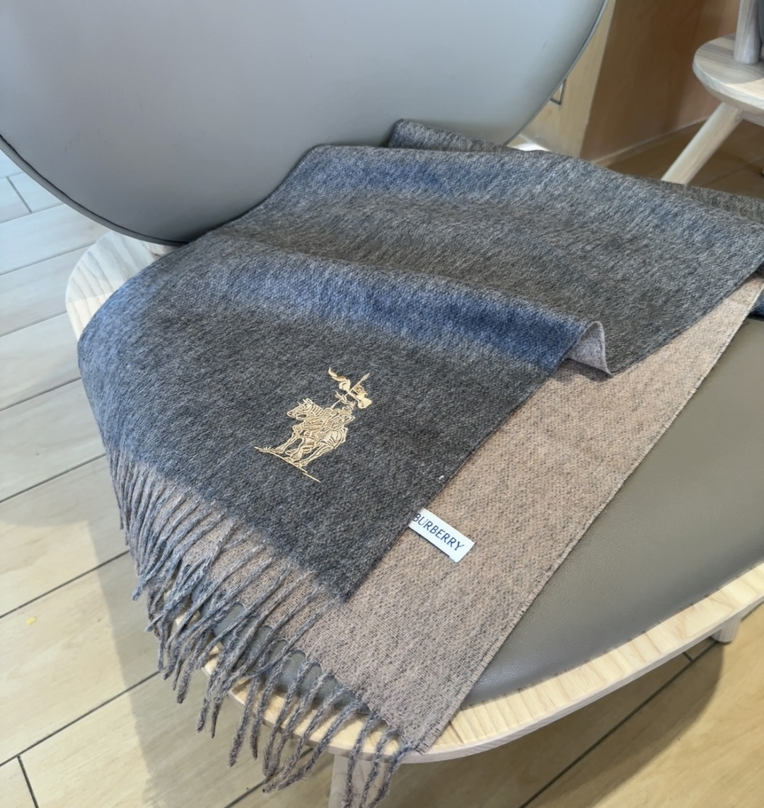 【▪️ 惊艳！披着围着都美的~让人过目不忘！！】巴宝莉这款出来的效果真的，一秒美晕！！太有设计感了，太美