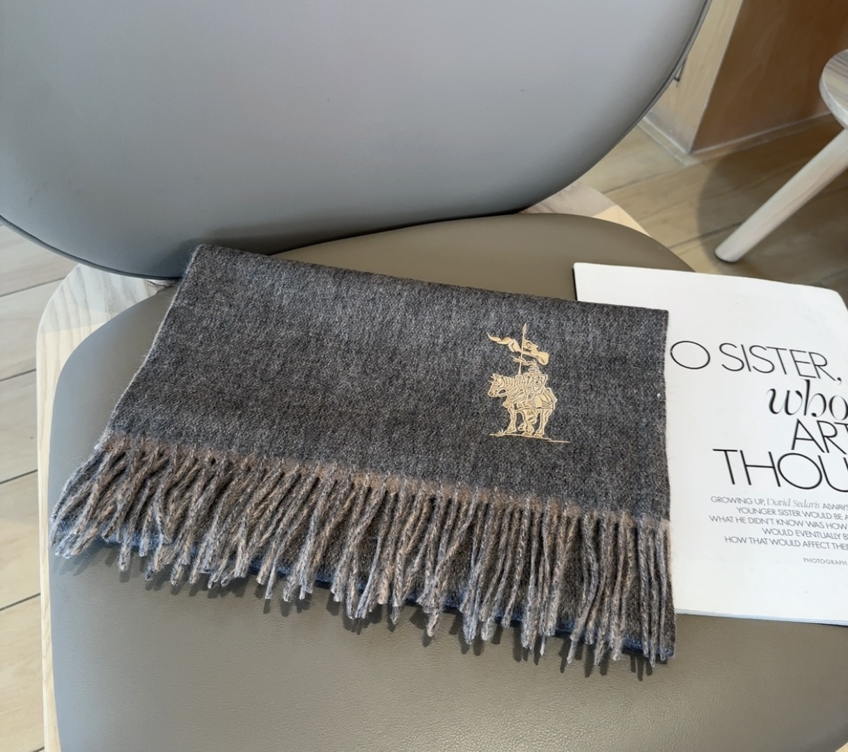 【▪️ 惊艳！披着围着都美的~让人过目不忘！！】巴宝莉这款出来的效果真的，一秒美晕！！太有设计感了，太美