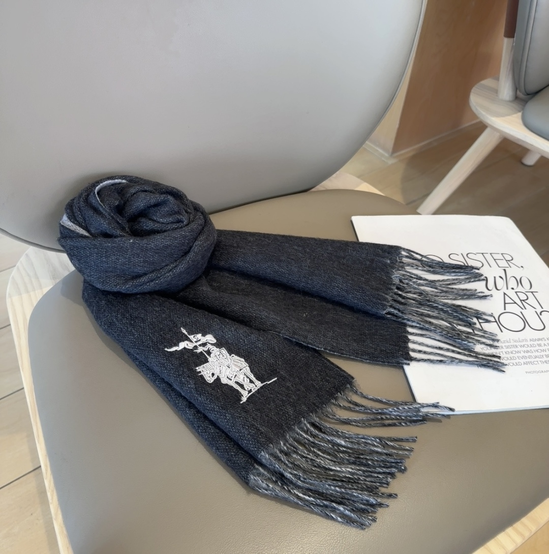 【▪️ 惊艳！披着围着都美的~让人过目不忘！！】巴宝莉这款出来的效果真的，一秒美晕！！太有设计感了，太美