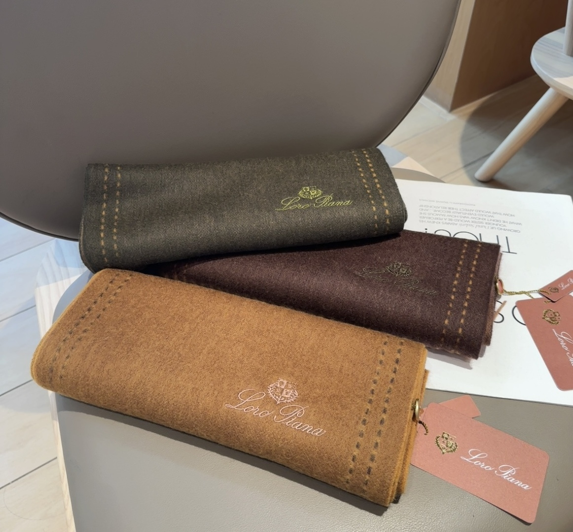 NO:342400,Loro Piana ·【Trading company tail order, top cashmere scarf shawl】It is too high to give people your own leave. It is a big hit. It is a hot product. The best hard product is available in Italy. The number of direct supply tail orders is very small. The customer-supplied fabric is soft and glutinous, and the fabric is more shiny. It also increases the brightness of the color. It has always been based on the strict selection of the highest quality cashmere. There is no harm without comparison. The world's top cashmere makes scarves so luxurious that it increases the beauty and functionality. Two lines of each color must be left. There is no headache to match, and there is no regret for ten thousand years. It is particularly worth recommending that this model is a plaid color system, carefully selected popular colors, with a bright and high-end feeling. The whole family can match each other 30*180cm, Albas cashmere high-version scarf, high-version scarf, loro  piana,shawls19860909Loro Piana ·【贸易公司尾单,极品山羊绒围巾披肩】送人自留都太高大上了重磅上新,爆款爆款,渠道极品硬货～出口意大利直供尾单到手数量极少,客供面料羊绒,手感软糯,面料更有光泽,也增加了色彩的鲜艳度一直以严格选用最高品质的羊绒为基准,没有对比就没有伤害,世界最顶级羊绒更是让围巾奢华到不行,更是增加了美感和功能性,每色必留两条,搭配不头疼,不留后悔一万年,特别值得推荐的是,此款是格纹色系,精挑细选的流行配色,色彩感鲜明又高级的感觉全家哪个颜色都可以互相搭配30*180cm,阿尔巴斯山羊绒高版本围巾,高版本围巾,loro piana,shawls,scarf