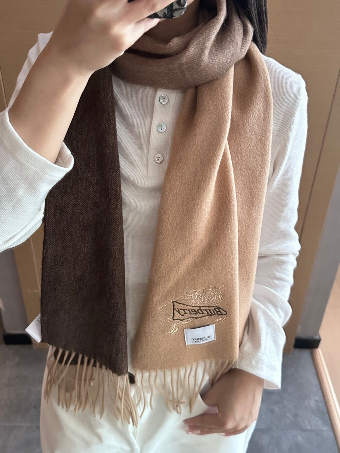 NO:342373,[Family welfare is here!  !  Burberry's high-end heavy men's scarf!  】Praise and recommend, excited ~!  !  You must start quickly, synchronize the counter, the highest-end men's model~ the craftsmanship is difficult, super soft and soft, gradient effect scarf!  Our price is really invincible and great value!  Mom's price feedback~ Fabric loves, the velvet feels so invincible and comfortable when you hold it in your hands!  Very soft, the upper body is invincible and beautiful. A medium-thickness, very nice neck-friendly model~ Size and specifications 30*185cm high-version scarf, high-version scarf, burberry19860909【家属福利来了！！巴宝莉高端重磅男士围巾！】怒赞推荐,激动~！！下手绝对要快,同步专柜,最高端的男士款~工艺难度大,超级无敌软糯 渐变效果围巾！我们这个价格真的无敌超值！亲妈价格回馈~面料大爱,握在手里绒感真的超级无敌舒服！非常柔软,上身效果无敌好看 中等厚度,非常亲脖子的一款~ 尺寸规格30*185cm高版本围巾,高版本围巾,burberry,scarf