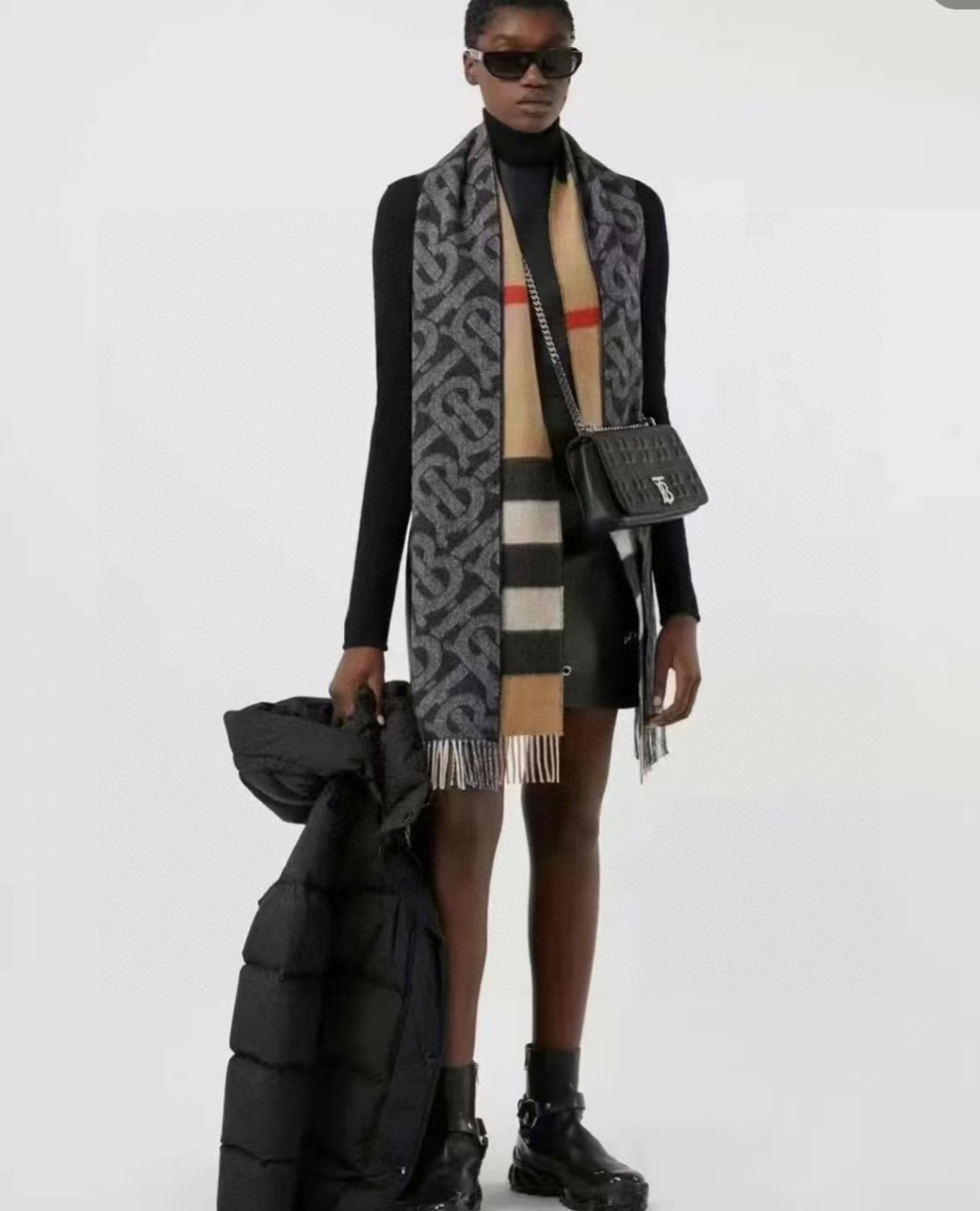 NO:342735,Double-sided scarf!  One side is the latest Tb print and the other side is the classic plaid!  Very stylish design!  180*30cm, 50 cashmere 50 wool!  It is the charm of elegant art!  Scarf styles are universal for men and women, and can be used as couples!  The color combination is extremely high-end, atmospheric and upscale!  The material is soft and has a three-dimensional feel, and the effect is super good when worn!  Just match it casually, use one as two pieces!  Very cost-effective and versatile!  Official 2 colors, each color matches just right!  A simple and charming design!  !  High-version scarf, high-version scarf19860909双面围巾！一面是最新Tb印花一面是经典格子！非常有格调的设计！180*30cm,50羊绒50羊毛！是高雅艺术的魅力体现！围巾款式男女通用、更可做情侣款！颜色搭配极为高端大气上档次！料子柔和,特别有立体感,戴起来效果超级好看！随便搭配就可以、一条当2条用！非常划算又百搭！官方2色,每一个颜色搭配都恰到好处！既简约大气又非常有魅力的一个设计！！高版本围巾,高版本围巾,scarf