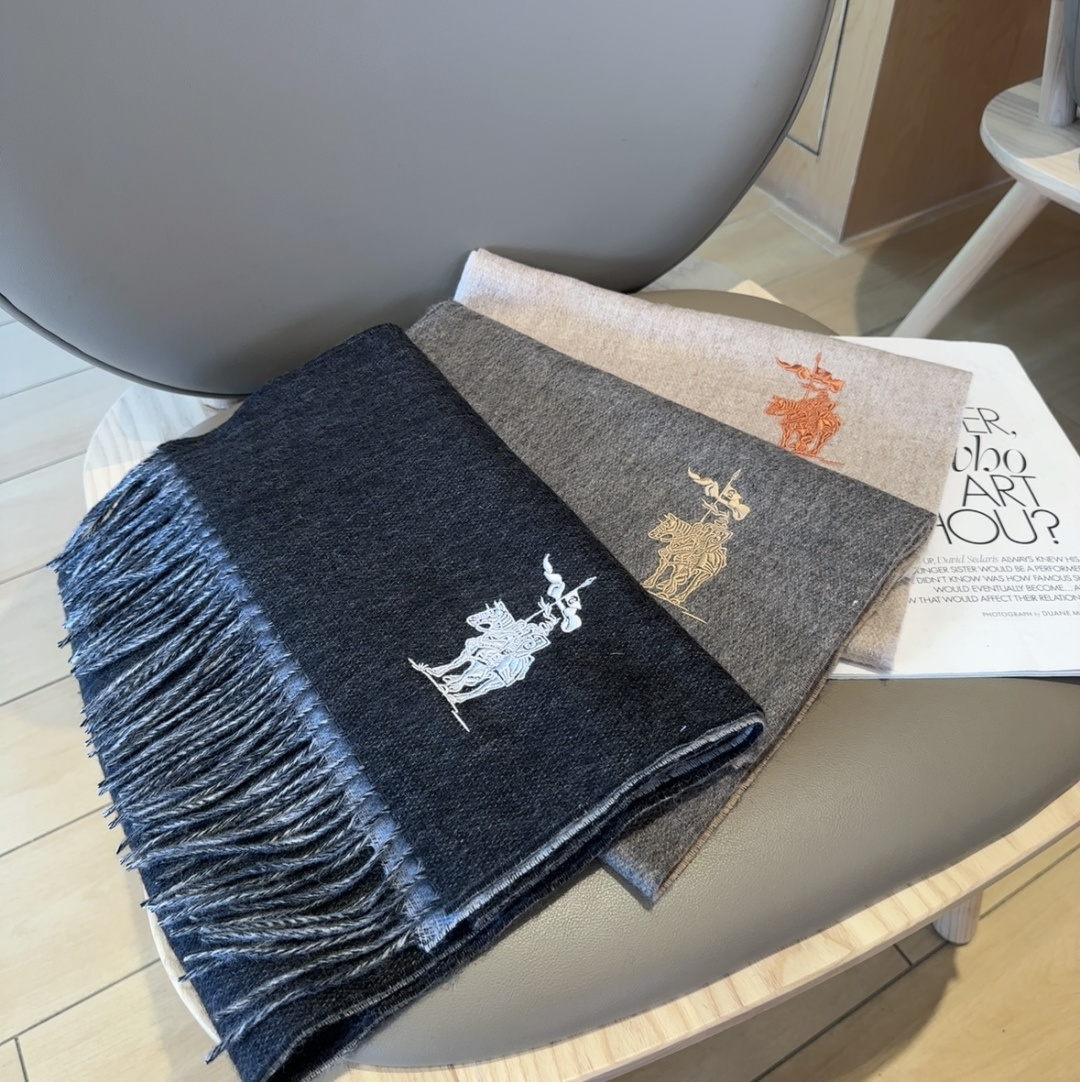 【▪️ 惊艳！披着围着都美的~让人过目不忘！！】巴宝莉这款出来的效果真的，一秒美晕！！太有设计感了，太美