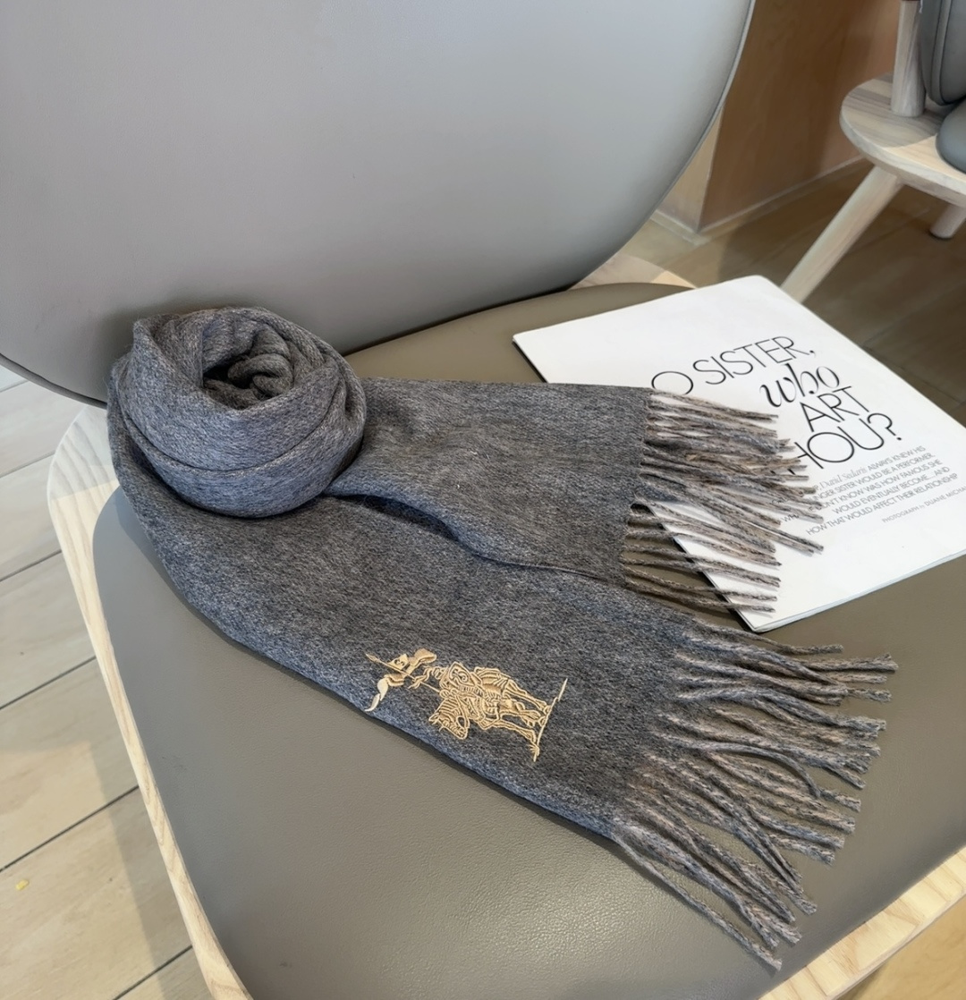 【▪️ 惊艳！披着围着都美的~让人过目不忘！！】巴宝莉这款出来的效果真的，一秒美晕！！太有设计感了，太美