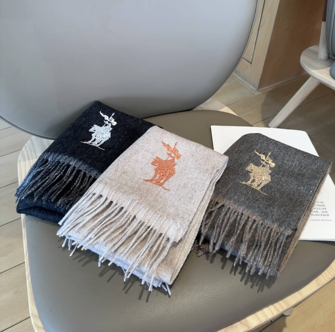 【▪️ 惊艳！披着围着都美的~让人过目不忘！！】巴宝莉这款出来的效果真的，一秒美晕！！太有设计感了，太美