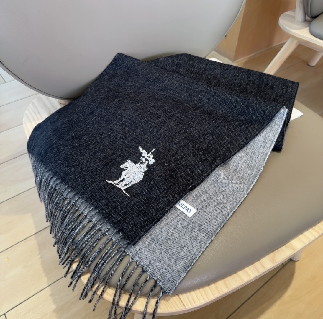 【▪️ 惊艳！披着围着都美的~让人过目不忘！！】巴宝莉这款出来的效果真的，一秒美晕！！太有设计感了，太美