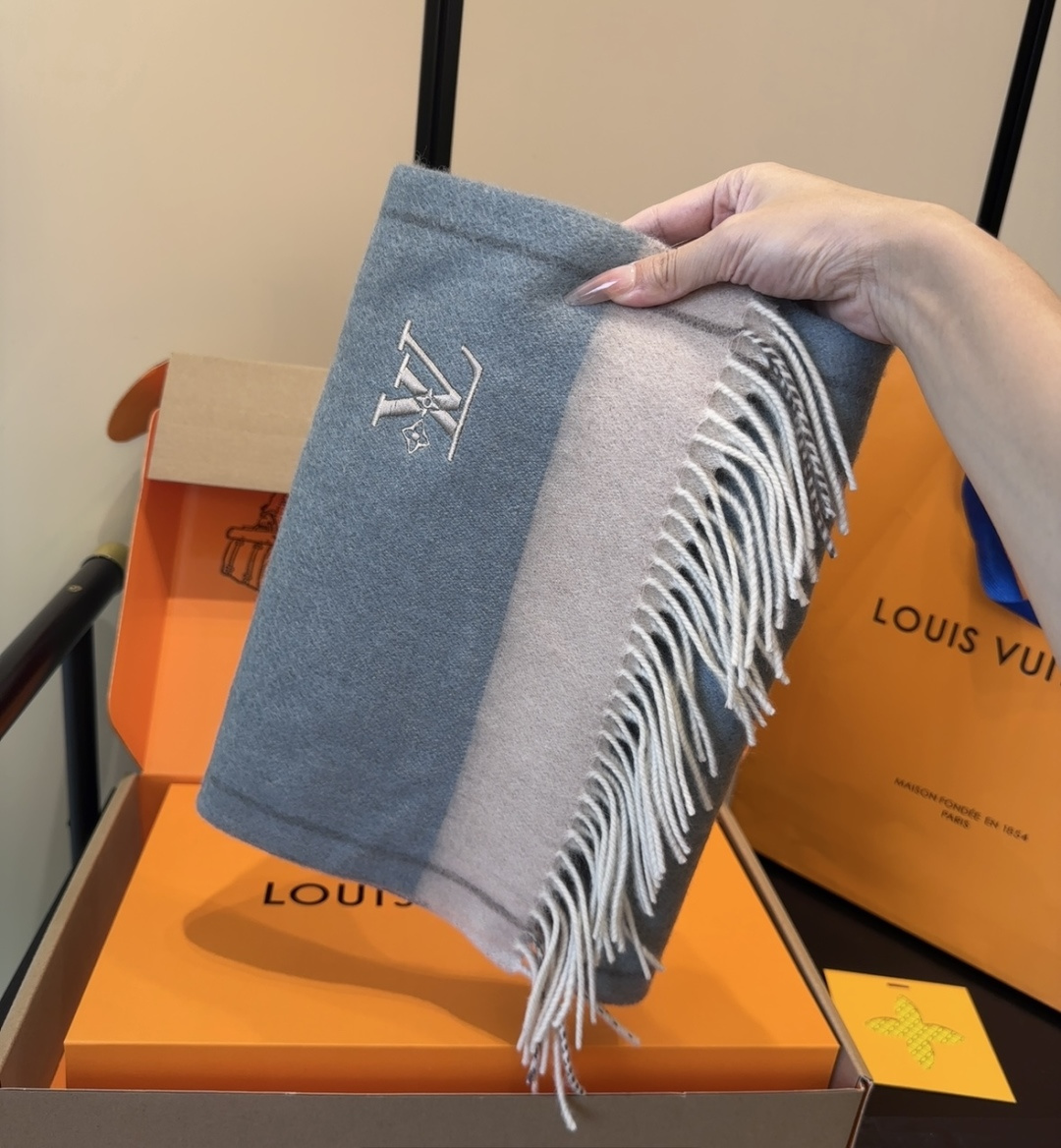 Lv围巾❗️好看的要疯掉了，太有型太有魅力了❗️❗️非常斯文时尚的秋冬单品！真的很喜欢，非常Classi
