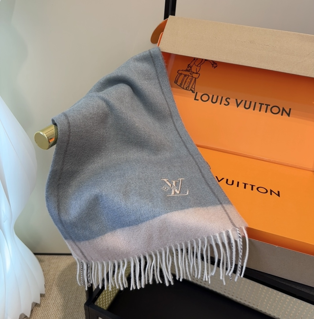 Lv围巾❗️好看的要疯掉了，太有型太有魅力了❗️❗️非常斯文时尚的秋冬单品！真的很喜欢，非常Classi