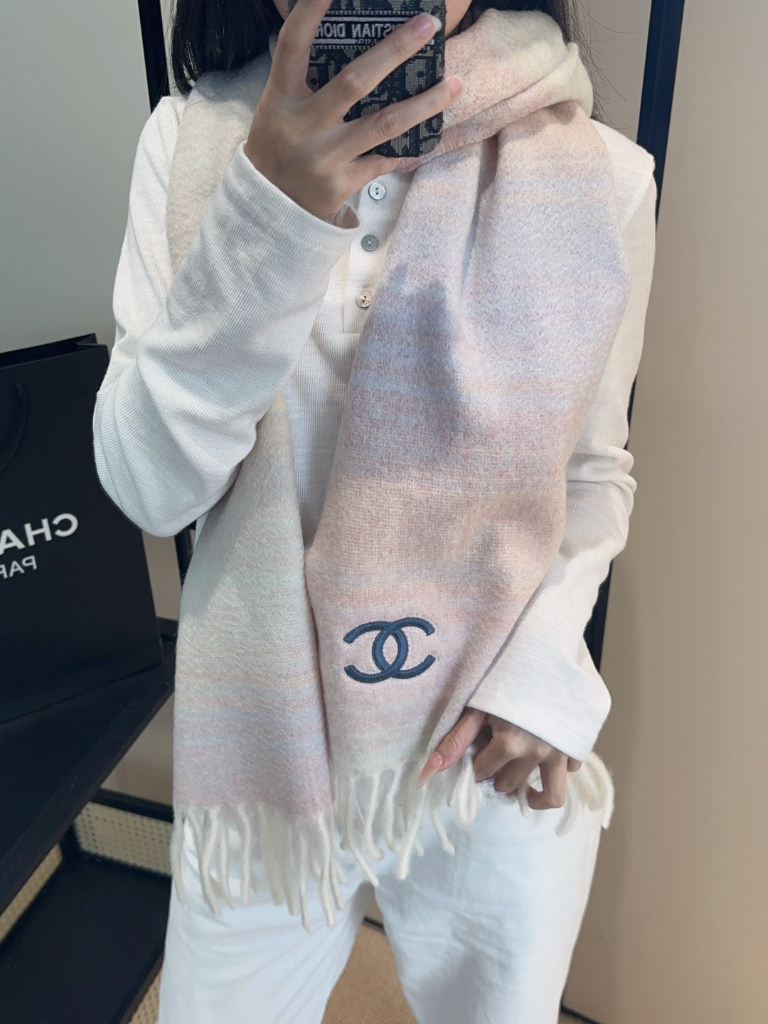 NO:342750,Chanel's super beautiful new mohair scarf!  Super recommended to buy!  】Good texture!  The main mohair scarf~it is said to be very difficult to buy!  !  I've played the version many times!  Finally shipped, closest to the original version. The pressure-free workmanship in and out of the counter is very exquisite and heavy, and our price is really worth it!  The biggest feeling of this scarf is: it is super soft and comfortable, and it has a very airy and fluffy feeling!  !  !  The unique texture of the special craftsmanship of mohair is really beautiful!  The quantity is limited, and there is no guarantee that it will be available at any time. As long as the economy allows, you can collect it at will!  !  A crazy and not picky, a crazy temperament!  Whoever surrounds him has temperament!  !  I really hope everyone doesn't miss this style. 40*185225g50 mohair 48 wool 2 nylon high-version scarf, high-version scarf, chanel19860909香奈儿超美新款马海毛围巾！超级推荐入手！】质感好货！主打的马海毛围巾~据说超难买哦！！打了好多次版！终于出货 最接近原版 进出专柜无压力做工非常精致,很有分量,我们的价格真的超级值！这个围巾最大的感触就是:超级柔软舒服,并且很有空气蓬松感！！！马海毛特殊工艺特有的质感真的太美了！数量有限,不保证随时有货~只要经济允许,任意收！！狂不挑人,狂气质！谁围谁有气质！！真的希望大家不要错过这样的款式. 40*185225g50马海毛 48羊毛2锦纶高版本围巾,高版本围巾,chanel,scarf