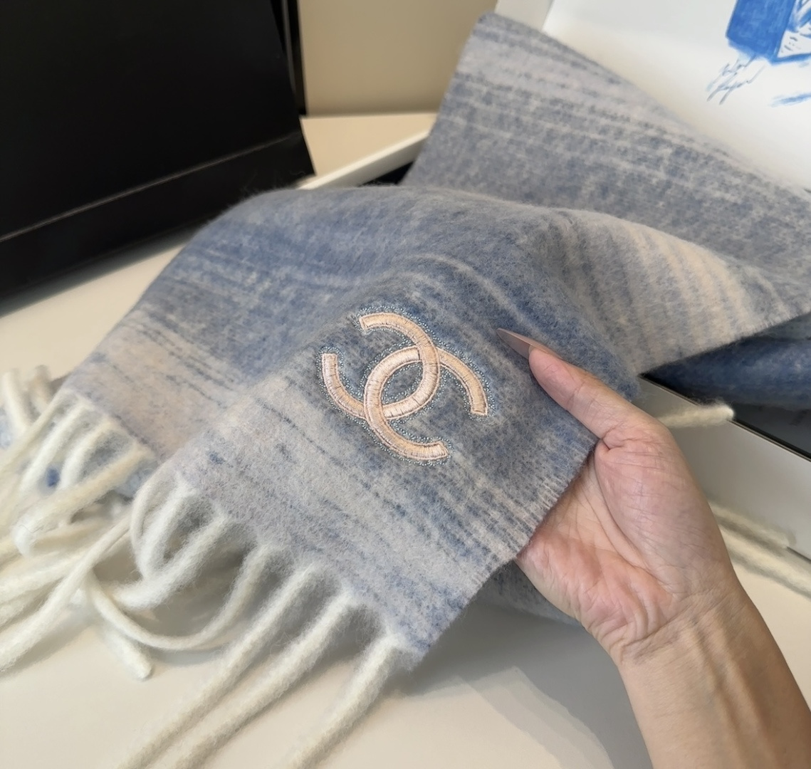 香奈儿超美新款马海毛围巾！超级推荐入手！】质感好货！主打的马海毛围巾~据说超难买哦！！打了好多次版！终于