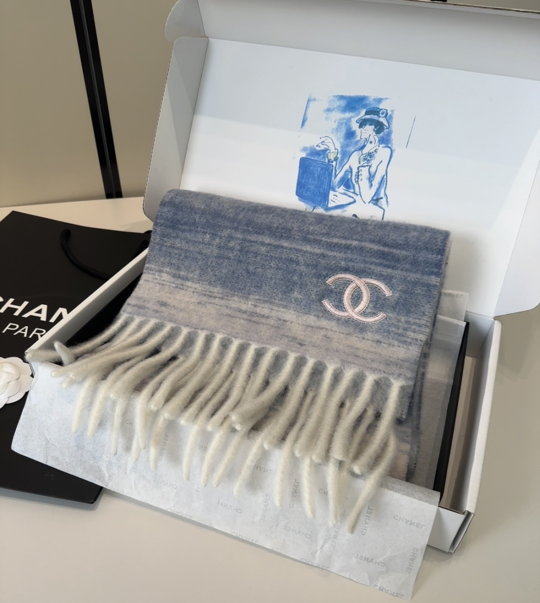 香奈儿超美新款马海毛围巾！超级推荐入手！】质感好货！主打的马海毛围巾~据说超难买哦！！打了好多次版！终于