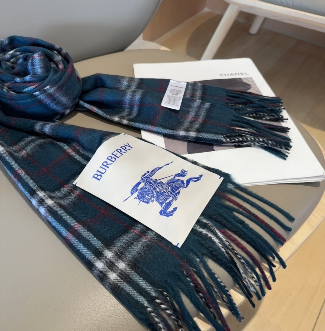 Burberry · 巴宝莉围巾❗️好看的要疯掉了，太有型太有魅力了❗️❗️非常斯文时尚的秋冬单品！真的
