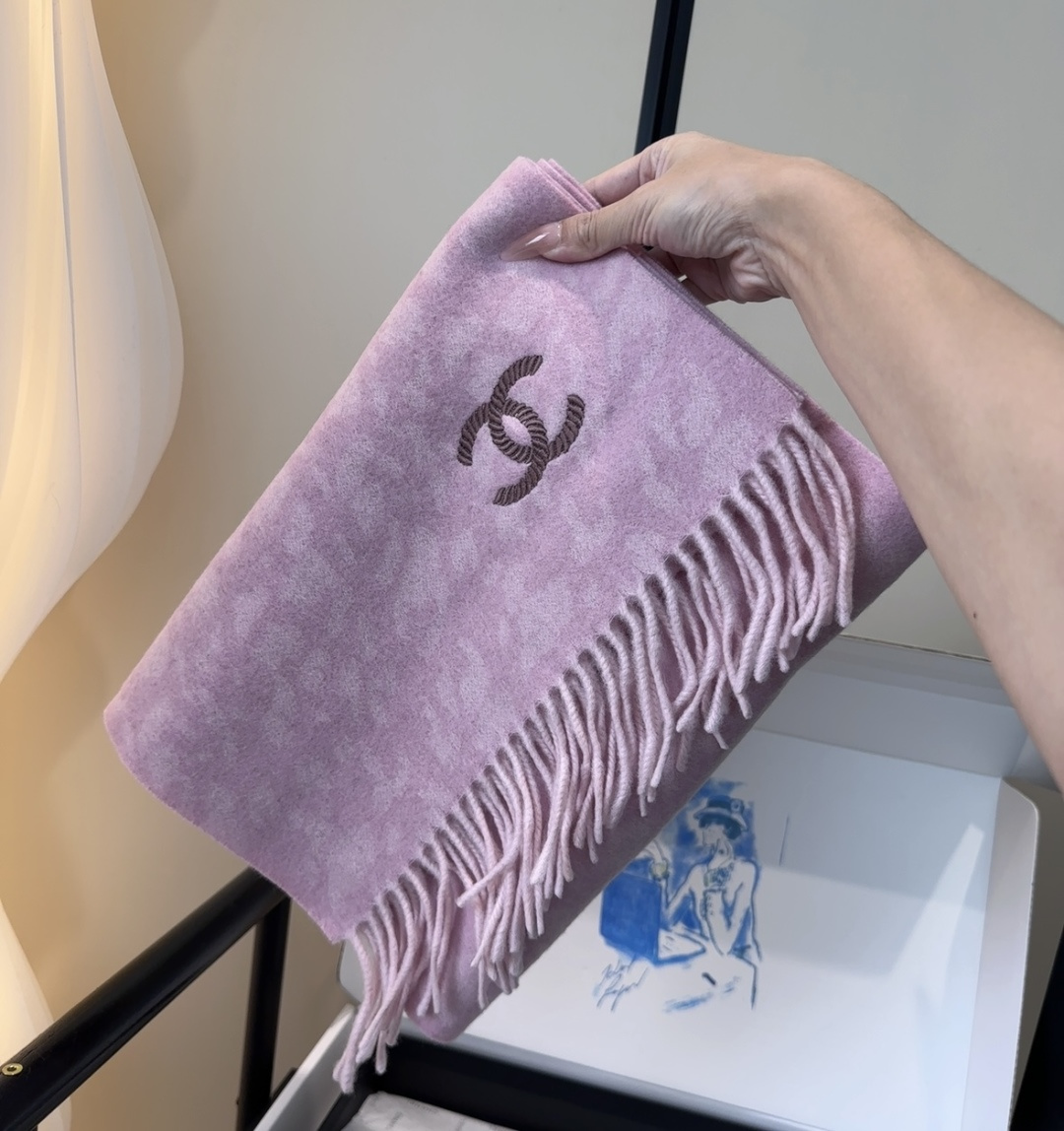 上新！2025秋冬香奈儿男女同款，同步，高端羊绒针织围巾！ 可正式，可随意，非常Classical的设计