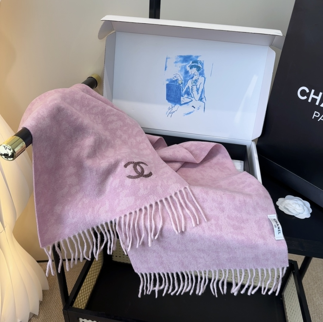 上新！2025秋冬香奈儿男女同款，同步，高端羊绒针织围巾！ 可正式，可随意，非常Classical的设计