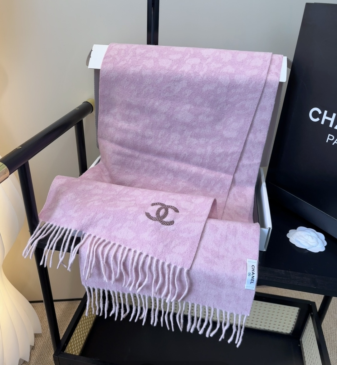 上新！2025秋冬香奈儿男女同款，同步，高端羊绒针织围巾！ 可正式，可随意，非常Classical的设计