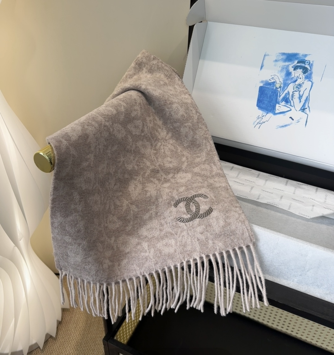 上新！2025秋冬香奈儿男女同款，同步，高端羊绒针织围巾！ 可正式，可随意，非常Classical的设计