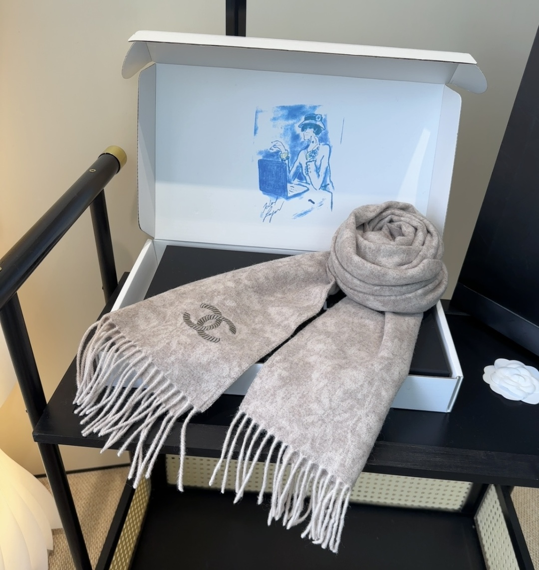 上新！2025秋冬香奈儿男女同款，同步，高端羊绒针织围巾！ 可正式，可随意，非常Classical的设计