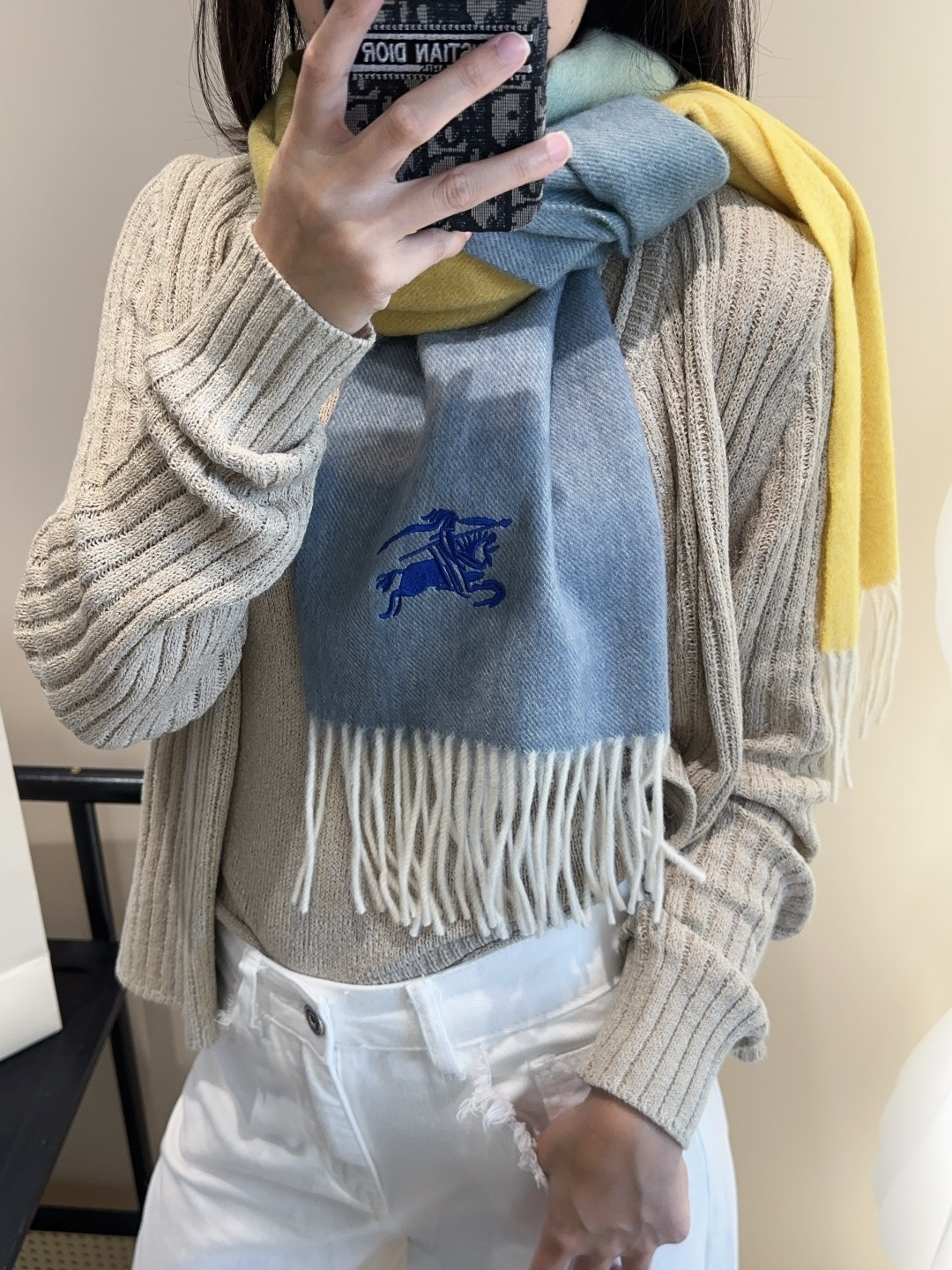 NO:541970,[Family welfare is here!  !  Burberry's high-end heavy men's scarf!  】Praise and recommend, excited ~!  !  You must start quickly, synchronize the counter, the highest-end men's model~ the craftsmanship is difficult, super soft and soft, gradient effect scarf!  Our price is really invincible and great value!  Mom's price feedback~ Fabric loves, the velvet feels so invincible and comfortable when you hold it in your hands!  Very soft, the upper body is invincible and beautiful. A medium-thickness, very nice neck-friendly model~ Size and specifications 30*185cm high-version scarf, high-version scarf, burberry19860909【家属福利来了！！巴宝莉高端重磅男士围巾！】怒赞推荐,激动~！！下手绝对要快,同步专柜,最高端的男士款~工艺难度大,超级无敌软糯 渐变效果围巾！我们这个价格真的无敌超值！亲妈价格回馈~面料大爱,握在手里绒感真的超级无敌舒服！非常柔软,上身效果无敌好看 中等厚度,非常亲脖子的一款~ 尺寸规格30*185cm高版本围巾,高版本围巾,burberry,scarf