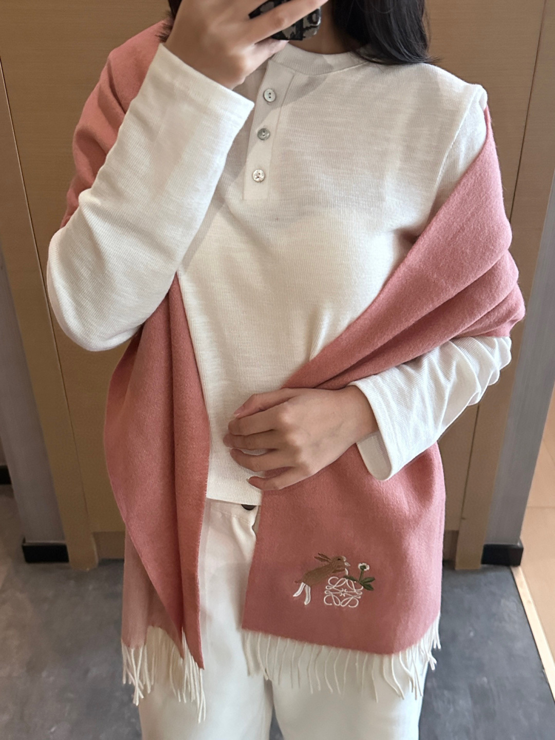 【▪Loewe · 罗意威难得一见的温柔配色，低调又不失优雅❗】重点推荐❗双面配色，一条围巾两种风格搭配