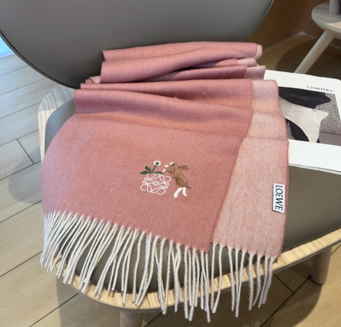 【▪Loewe · 罗意威难得一见的温柔配色，低调又不失优雅❗】重点推荐❗双面配色，一条围巾两种风格搭配