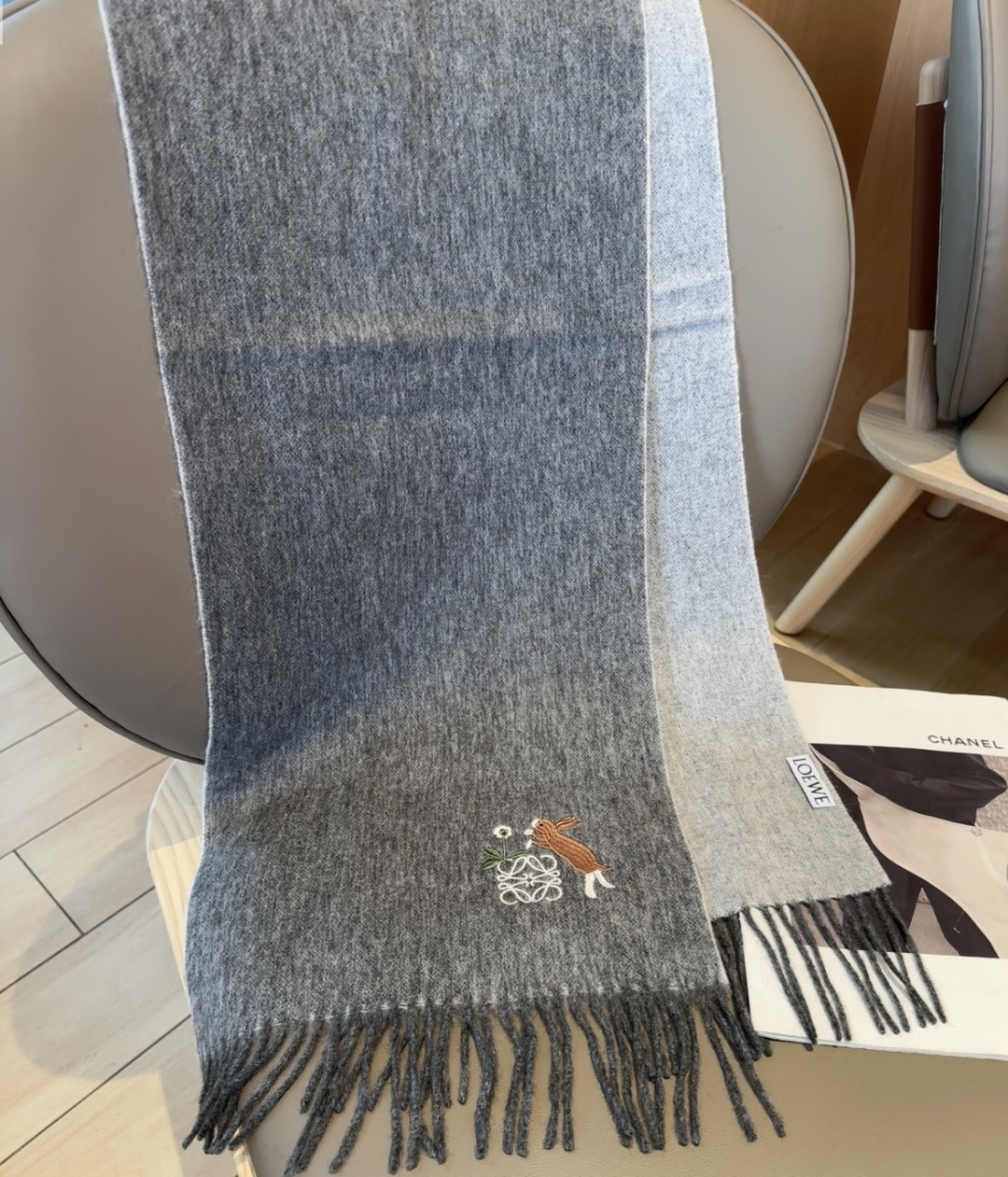 【▪Loewe · 罗意威难得一见的温柔配色，低调又不失优雅❗】重点推荐❗双面配色，一条围巾两种风格搭配