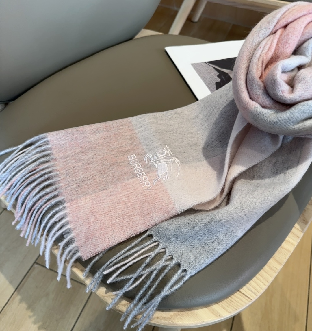 Burberry · 巴宝莉围巾❗️好看的要疯掉了，太有型太有魅力了❗️❗️非常斯文时尚的秋冬单品！真的