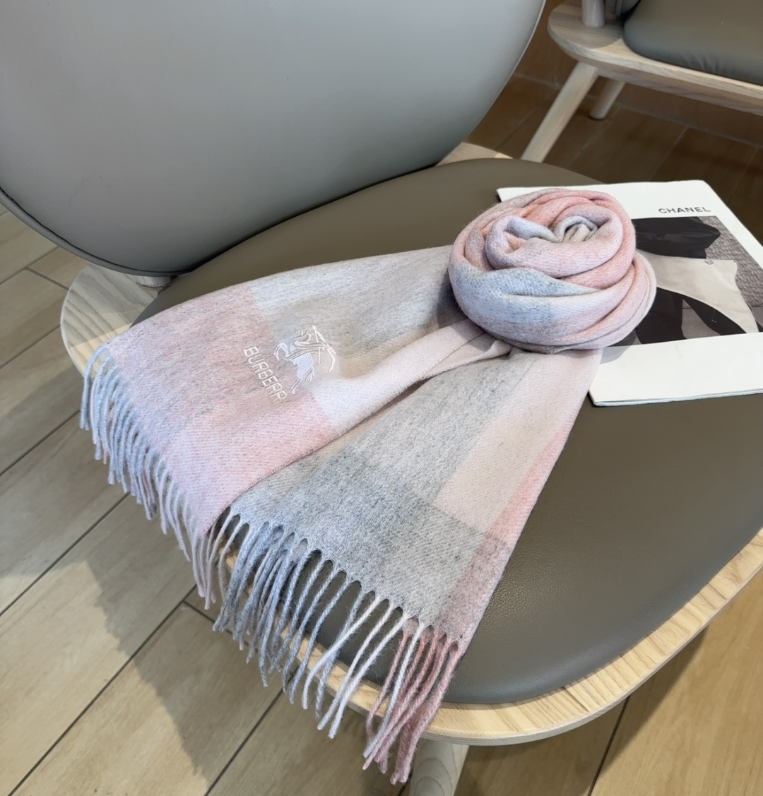 Burberry · 巴宝莉围巾❗️好看的要疯掉了，太有型太有魅力了❗️❗️非常斯文时尚的秋冬单品！真的