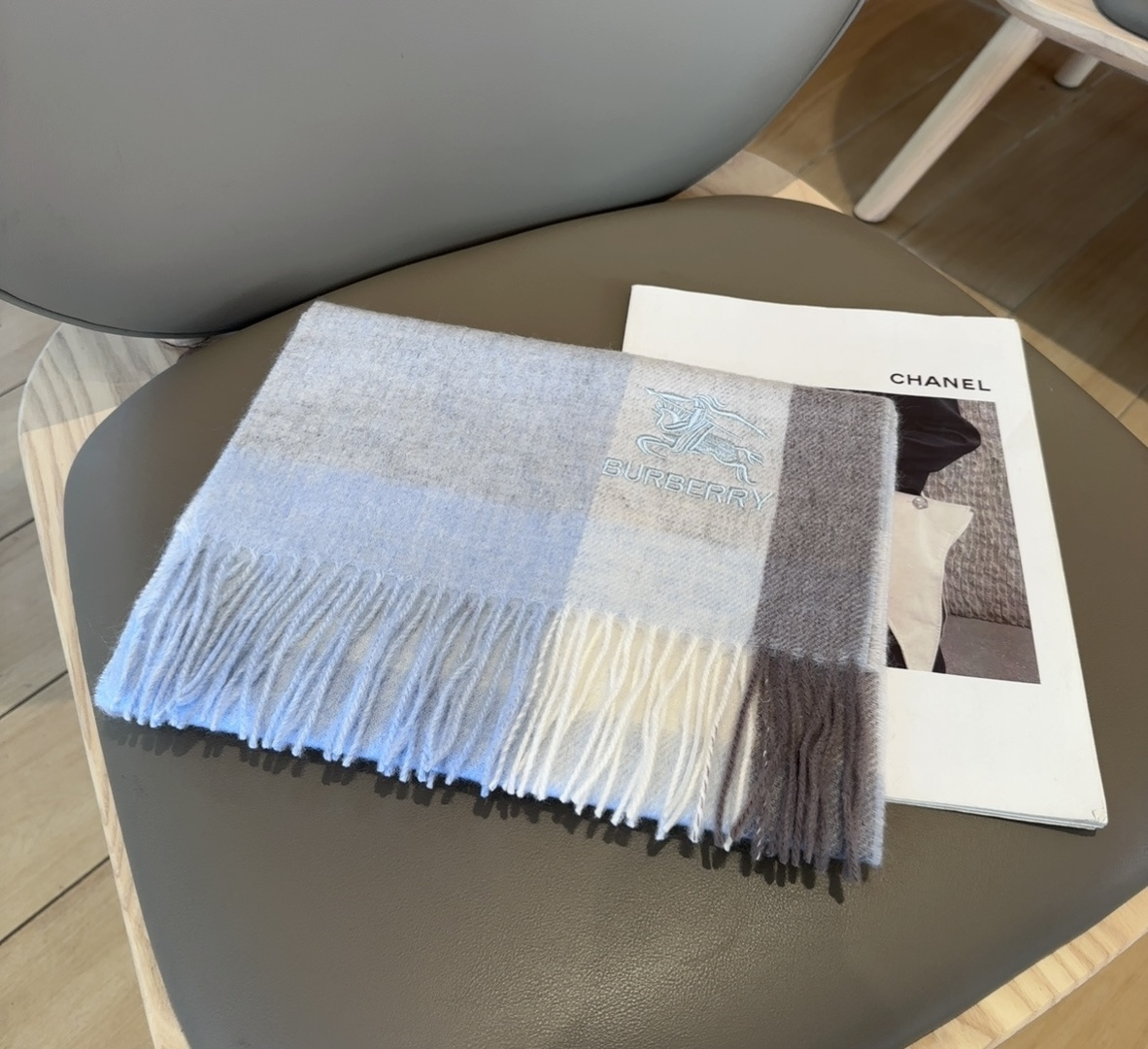 Burberry · 巴宝莉围巾❗️好看的要疯掉了，太有型太有魅力了❗️❗️非常斯文时尚的秋冬单品！真的