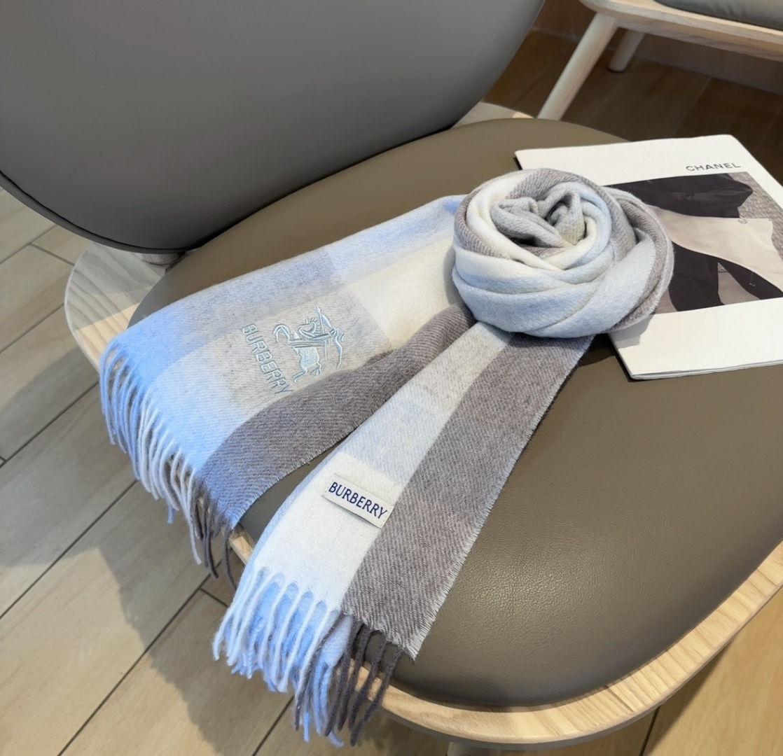 Burberry · 巴宝莉围巾❗️好看的要疯掉了，太有型太有魅力了❗️❗️非常斯文时尚的秋冬单品！真的