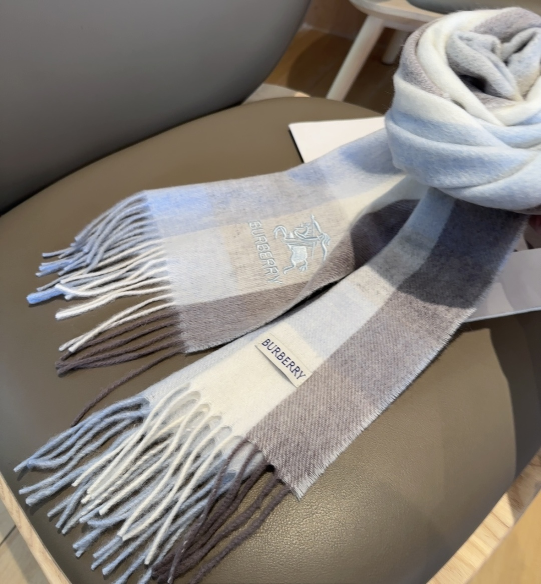 Burberry · 巴宝莉围巾❗️好看的要疯掉了，太有型太有魅力了❗️❗️非常斯文时尚的秋冬单品！真的