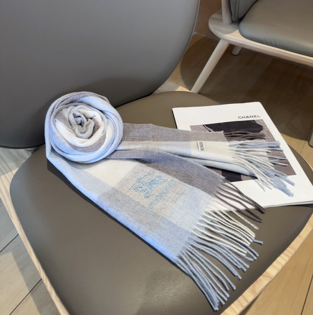 Burberry · 巴宝莉围巾❗️好看的要疯掉了，太有型太有魅力了❗️❗️非常斯文时尚的秋冬单品！真的