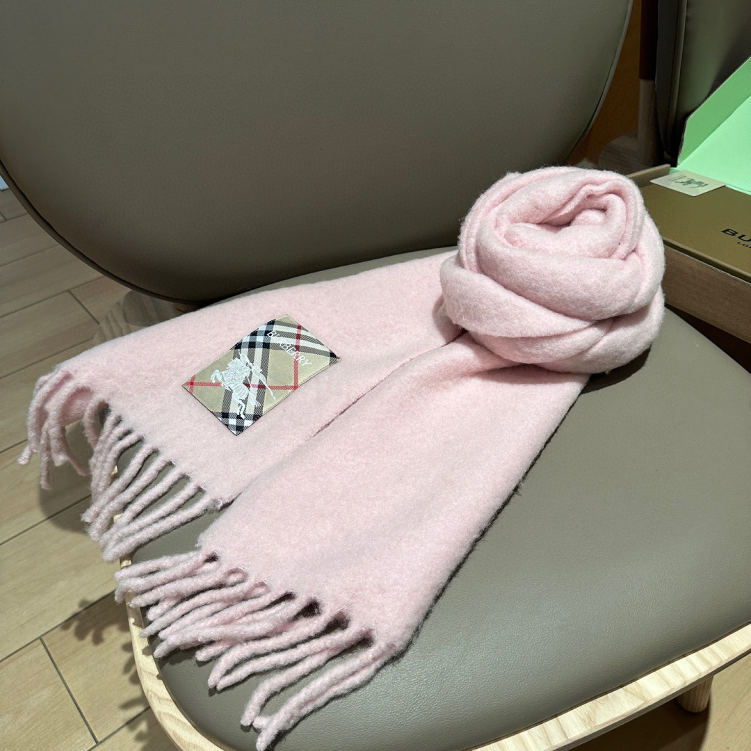 ▪❤️️巴宝莉超美新款马海毛围巾！超级推荐入手！】质感好货！主打的马海毛围巾~据说超难买哦！！打了好多次