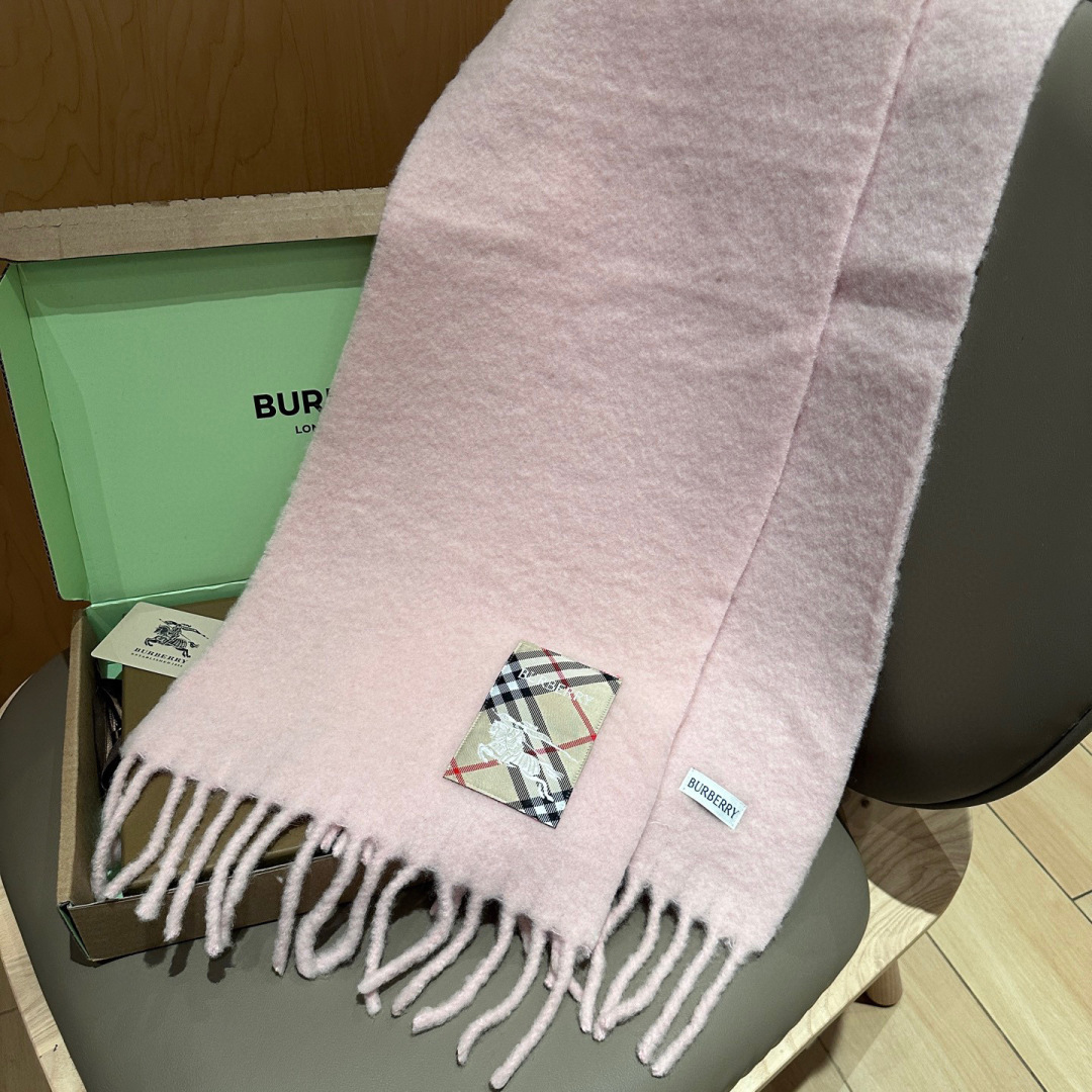 ▪❤️️巴宝莉超美新款马海毛围巾！超级推荐入手！】质感好货！主打的马海毛围巾~据说超难买哦！！打了好多次