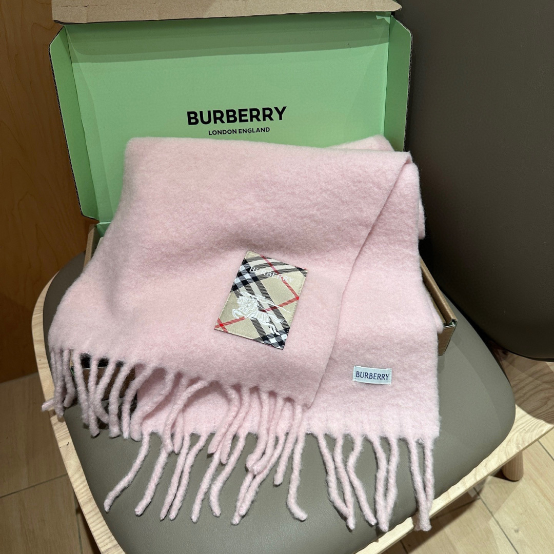 ▪❤️️巴宝莉超美新款马海毛围巾！超级推荐入手！】质感好货！主打的马海毛围巾~据说超难买哦！！打了好多次