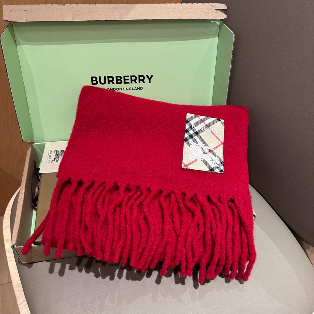 ▪❤️️巴宝莉超美新款马海毛围巾！超级推荐入手！】质感好货！主打的马海毛围巾~据说超难买哦！！打了好多次